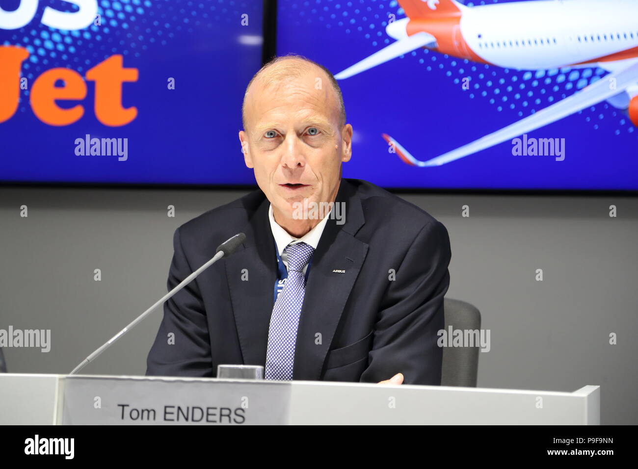 Easyjet nahm offizielle ihren ersten Airbus A321 Neo in Anwesenheit von Tom Enders, CEO von Airbus, Johan Lundgren, CEO von Easyjet, Gael Meheust, CEO von CFM und Verkehrsminister Chris Grayling. Enders, Meheust und Lundgren während einer Pressekonferenz erklärt, dass die drei Unternehmen in einer strategischen Partnerschaft, in der Easyjet auf eine Flotte von Airbus A319, A320 und A321-Familie von CFM fuel-efficient LEAP-Triebwerken setzt engagiert hatte. Quelle: Uwe Deffner/Alamy leben Nachrichten Stockfoto