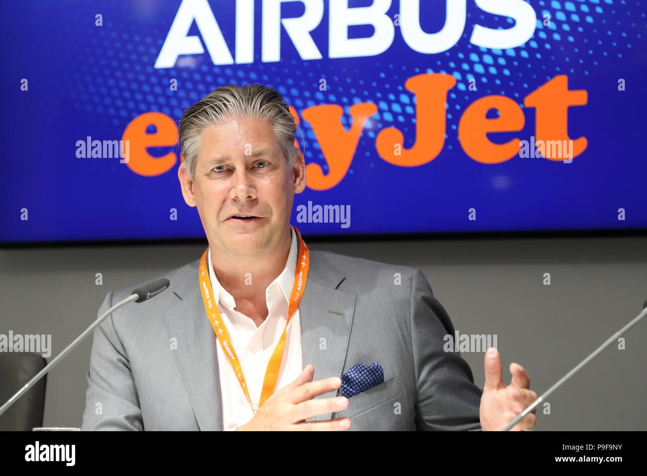 Easyjet nahm offizielle ihren ersten Airbus A321 Neo in Anwesenheit von Tom Enders, CEO von Airbus, Johan Lundgren, CEO von Easyjet, Gael Meheust, CEO von CFM und Verkehrsminister Chris Grayling. Enders, Meheust und Lundgren während einer Pressekonferenz erklärt, dass die drei Unternehmen in einer strategischen Partnerschaft, in der Easyjet auf eine Flotte von Airbus A319, A320 und A321-Familie von CFM fuel-efficient LEAP-Triebwerken setzt engagiert hatte. Quelle: Uwe Deffner/Alamy leben Nachrichten Stockfoto