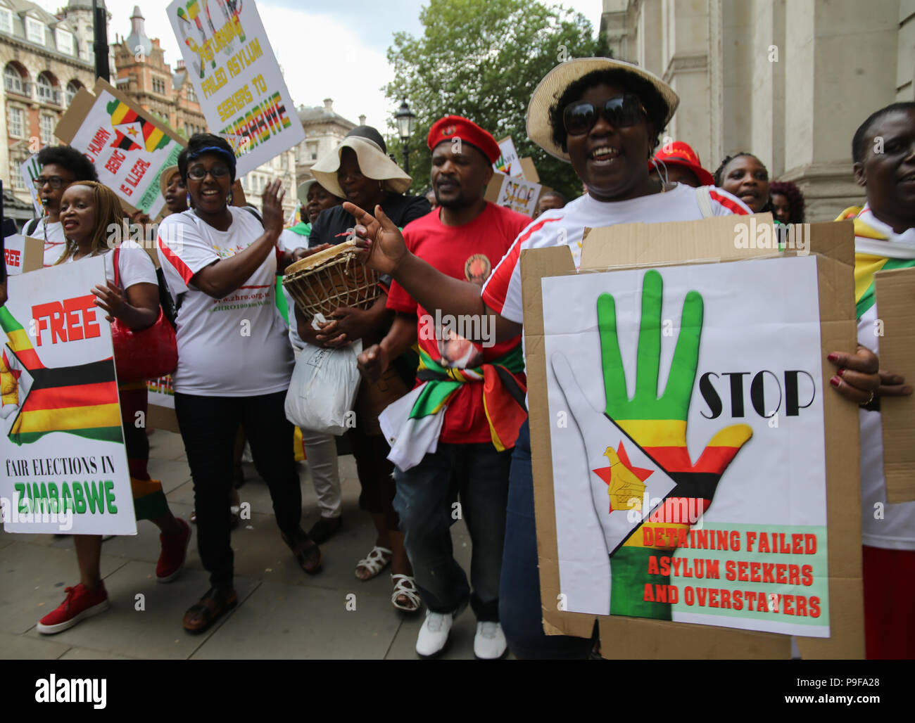 London, GB, 18. Juli 2018 die Zimbabwe Diaspora Netzwerk in Großbritannien erklärte ein Protest, beginnend gegenüber Parlament und Veredelung außerhalb der Downing Street anspruchsvolle Alle wieder um zu verhindern, dass fehlgeschlagene Asylbewerbers in Simbabwe vor den Wahlen, am 30. Juli 2018 abgehalten worden, da sie unnötige Härte Gesicht wird durch das Versäumnis, eine Arbeitsstelle zu finden und zu viele Mittel, ihre Familien verlassen hinter in Großbritannien @ Paul Quezada-Neiman/Alamy leben Nachrichten Stockfoto