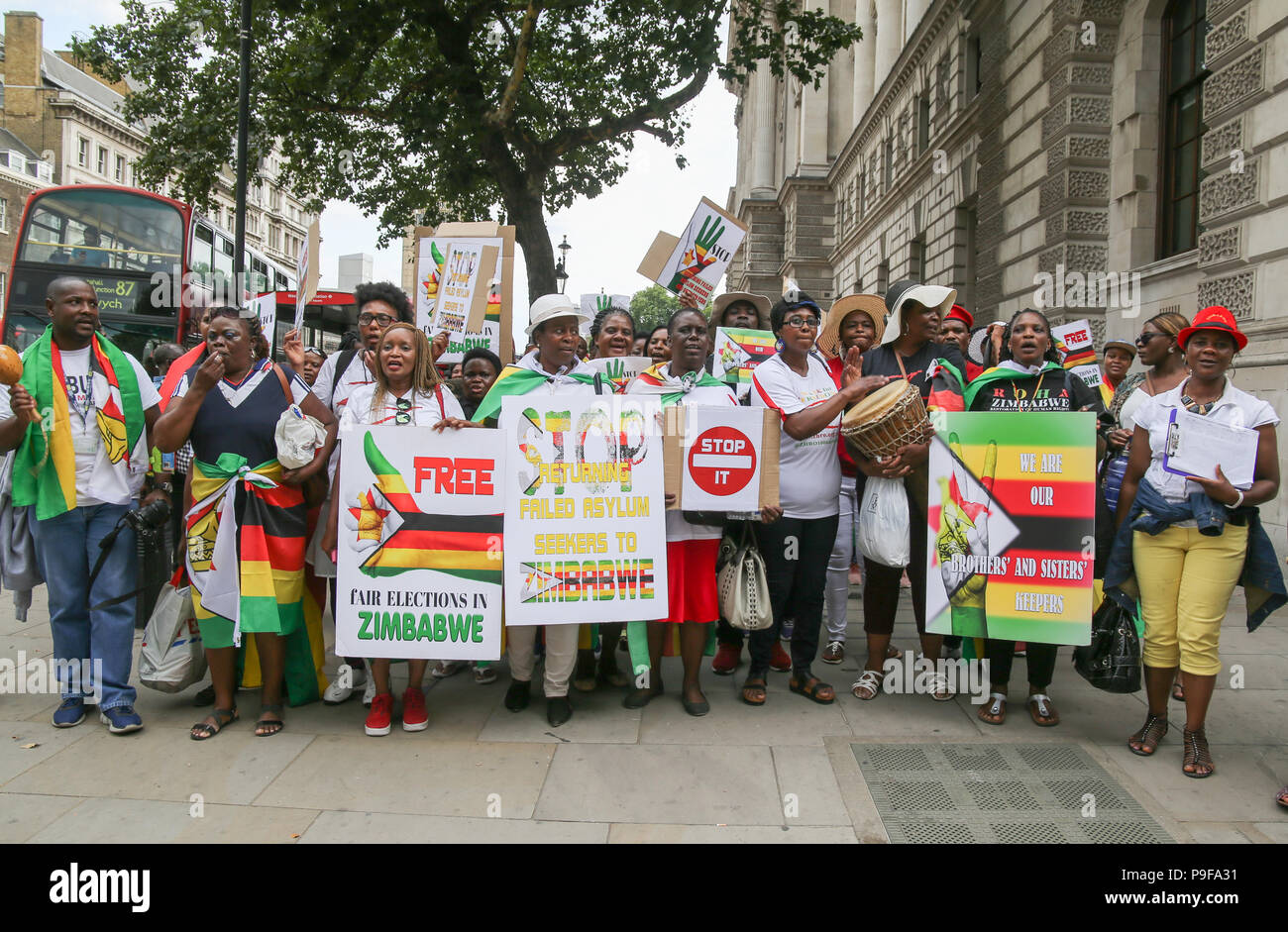 London, GB, 18. Juli 2018 die Zimbabwe Diaspora Netzwerk in Großbritannien erklärte ein Protest, beginnend gegenüber Parlament und Veredelung außerhalb der Downing Street anspruchsvolle Alle wieder um zu verhindern, dass fehlgeschlagene Asylbewerbers in Simbabwe vor den Wahlen, am 30. Juli 2018 abgehalten worden, da sie unnötige Härte Gesicht wird durch das Versäumnis, eine Arbeitsstelle zu finden und zu viele Mittel, ihre Familien verlassen hinter in Großbritannien @ Paul Quezada-Neiman/Alamy leben Nachrichten Stockfoto
