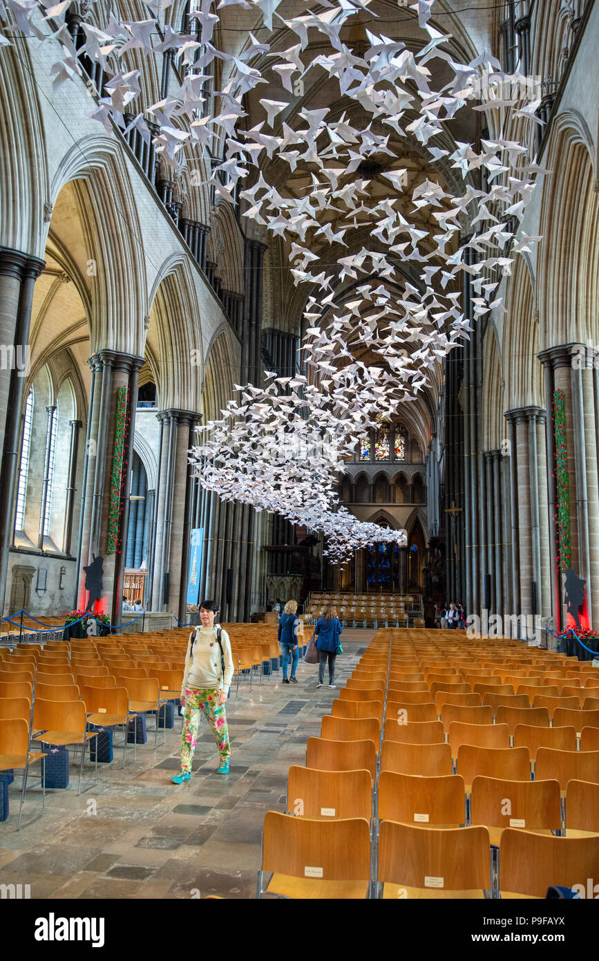 Tauben-Kunstinstallation in der Salisbury Cathedral, Wiltshire, Großbritannien, 18.. Juli 2018, erstellt nach dem russischen Nervengiftangriff im März 2018. Stockfoto Tauben-Kunstinstallation in der Salisbury Cathedral, Wiltshire, Großbritannien, 18.. Juli 2018, erstellt nach dem russischen Nervengiftangriff im März 2018. Stockfoto