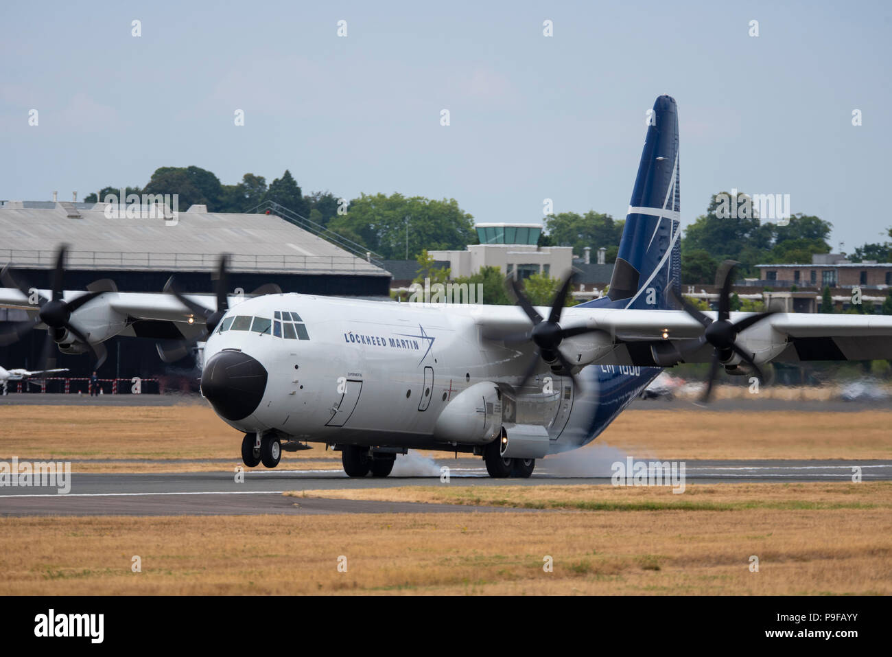 Lockheed Martin LM 100 J zivile Hercules Transportflugzeug auf der Farnborough International Airshow, FIA 2018, Luft- und Raumfahrt Handel Tag, Großbritannien Stockfoto