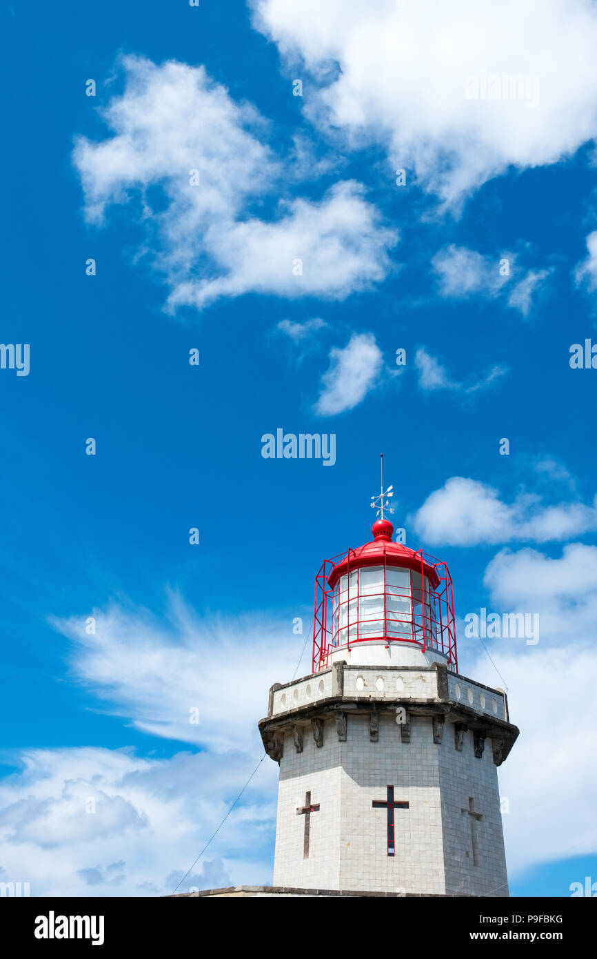 Leuchtturm und blauer Himmel auf Sao Miguel, Azoren Stockfoto