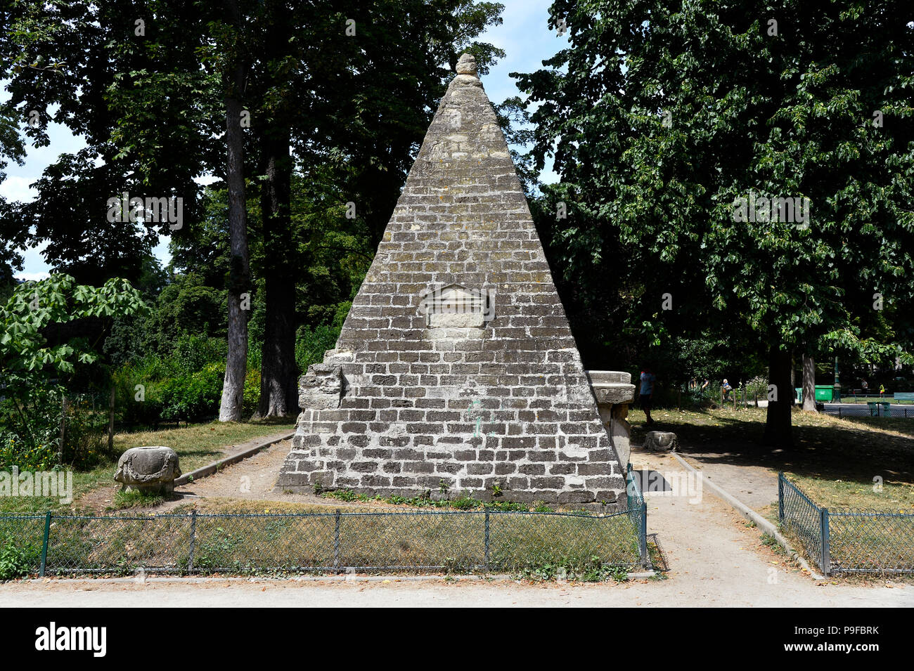Die ägyptische Pyramide (1778) im Parc Monceau - Paris - Frankreich Stockfoto