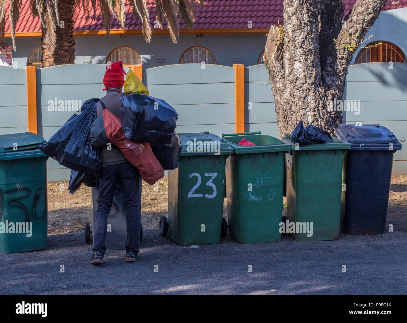 Johannesburg, Südafrika - ein nicht identifizierter arbeitslosen Mann sucht durch Wohn- abfallbehälter Bild mit Kopie Raum im Querformat. Stockfoto