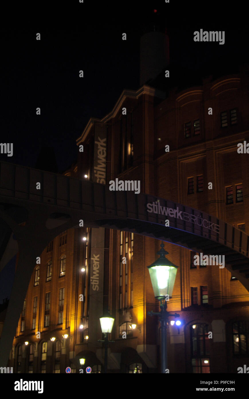 , Design-Kaufhaus STILWERK am Hamburger Fischmarkt. Blaue Stunde, Kunstlicht, Mischlicht. Stockfoto