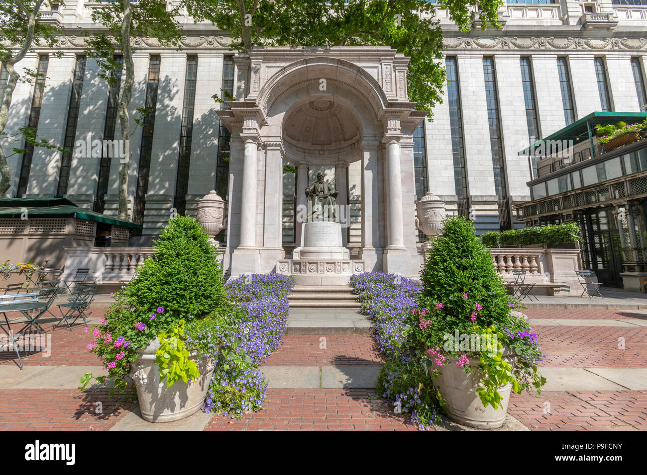 Ein Blick auf die William Cullen Bryant Memorial Statue im Bryant Park, Manhattan, New York City. Stockfoto
