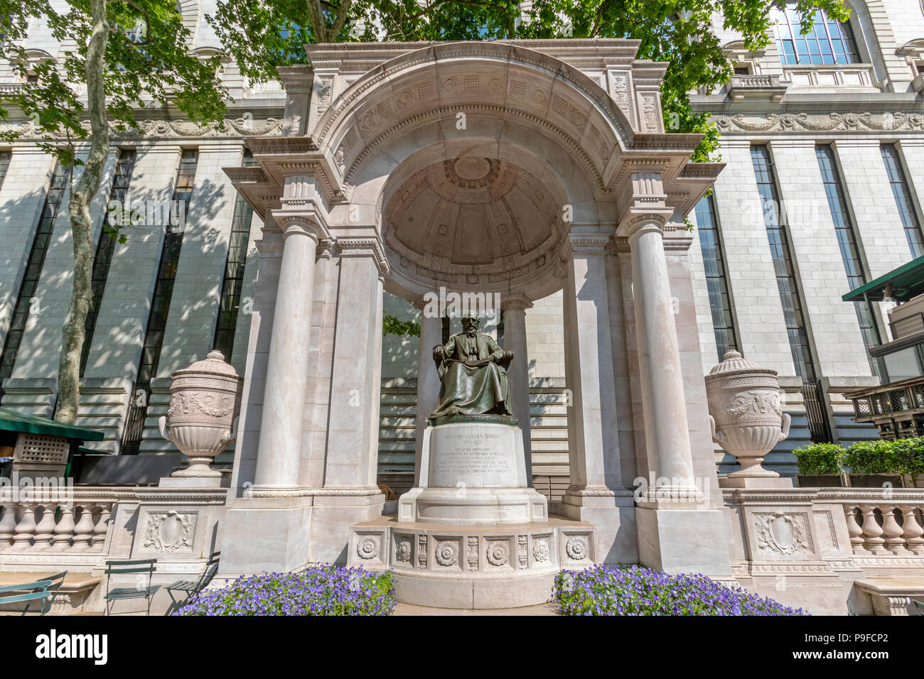 Ein Blick auf die William Cullen Bryant Memorial Statue im Bryant Park, Manhattan, New York City. Stockfoto