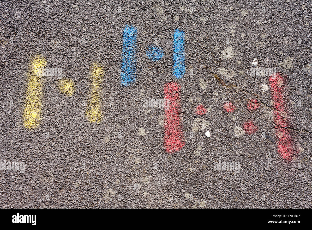 Spritzlackiert Markierungen auf der Straße von Fremdfirmen links Positionierung von Wasser-, Gas- und Stromversorgungsunternehmen. Stockfoto