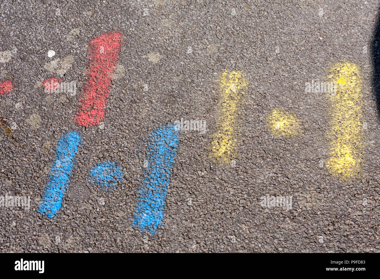Spritzlackiert Markierungen auf der Straße von Fremdfirmen links Positionierung von Wasser-, Gas- und Stromversorgungsunternehmen. Stockfoto
