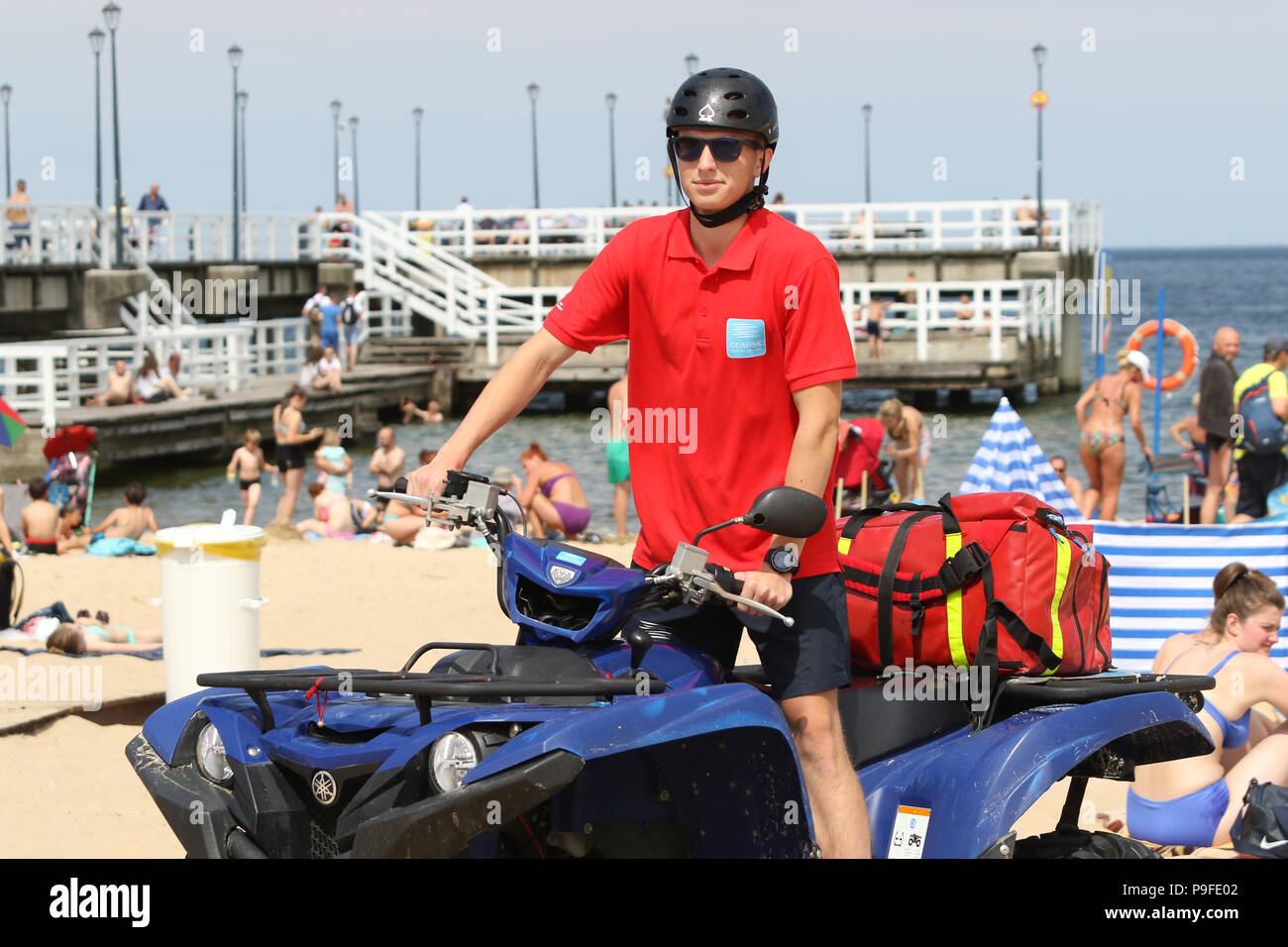 Adam Szawlinski, 20 Jahre Rettungsschwimmer, die auf der Ostsee Strand und serviert ein Quad ist in Danzig, Polen am 6. Juli 2018. Seine 8 Stunde Stockfoto