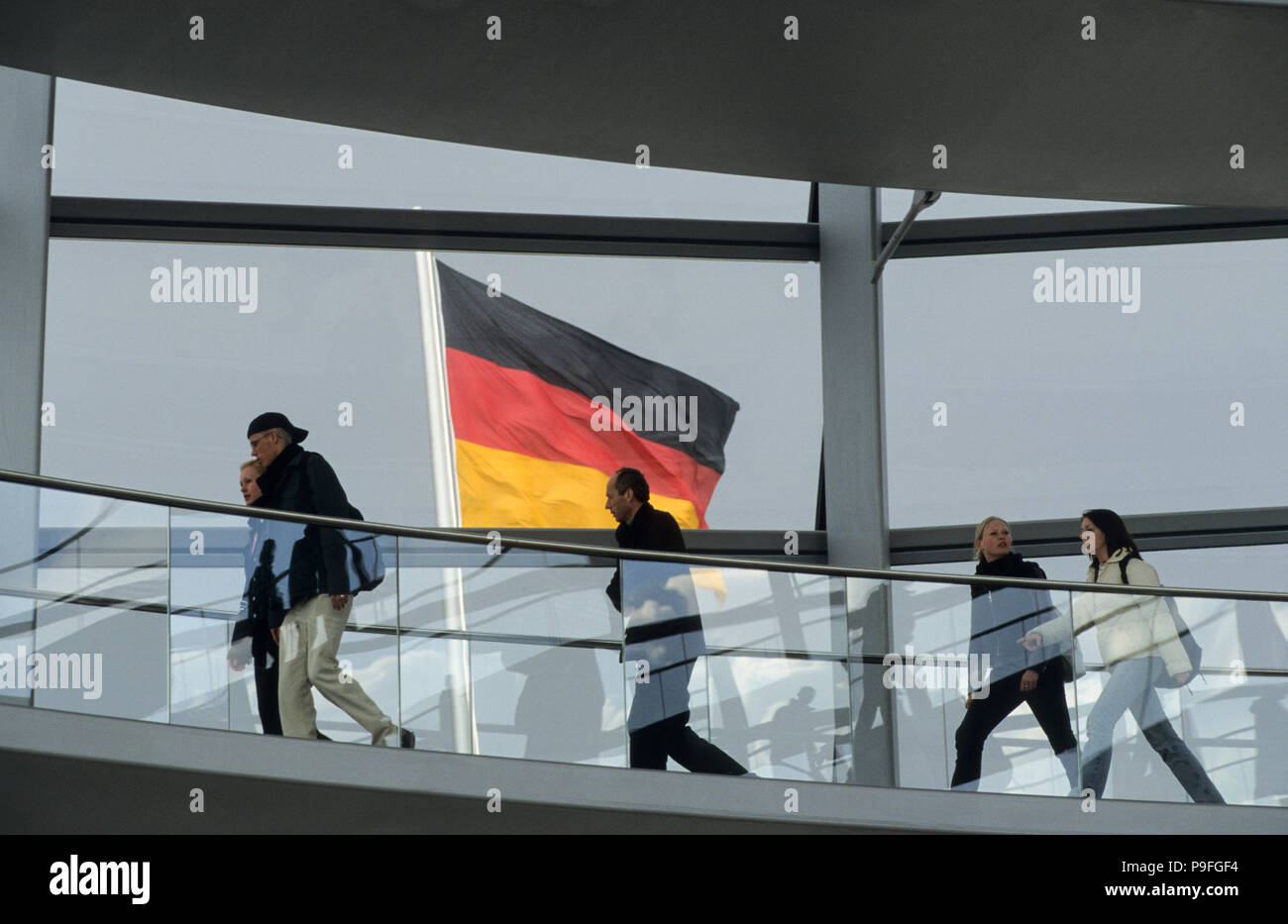 Deutschland, Berlin, Reichstag heute Sitz des deutschen Parlaments Bundestag mit Glaskuppel mit Skywalk, entworfen vom Architekten Sir Norman Foster Stockfoto