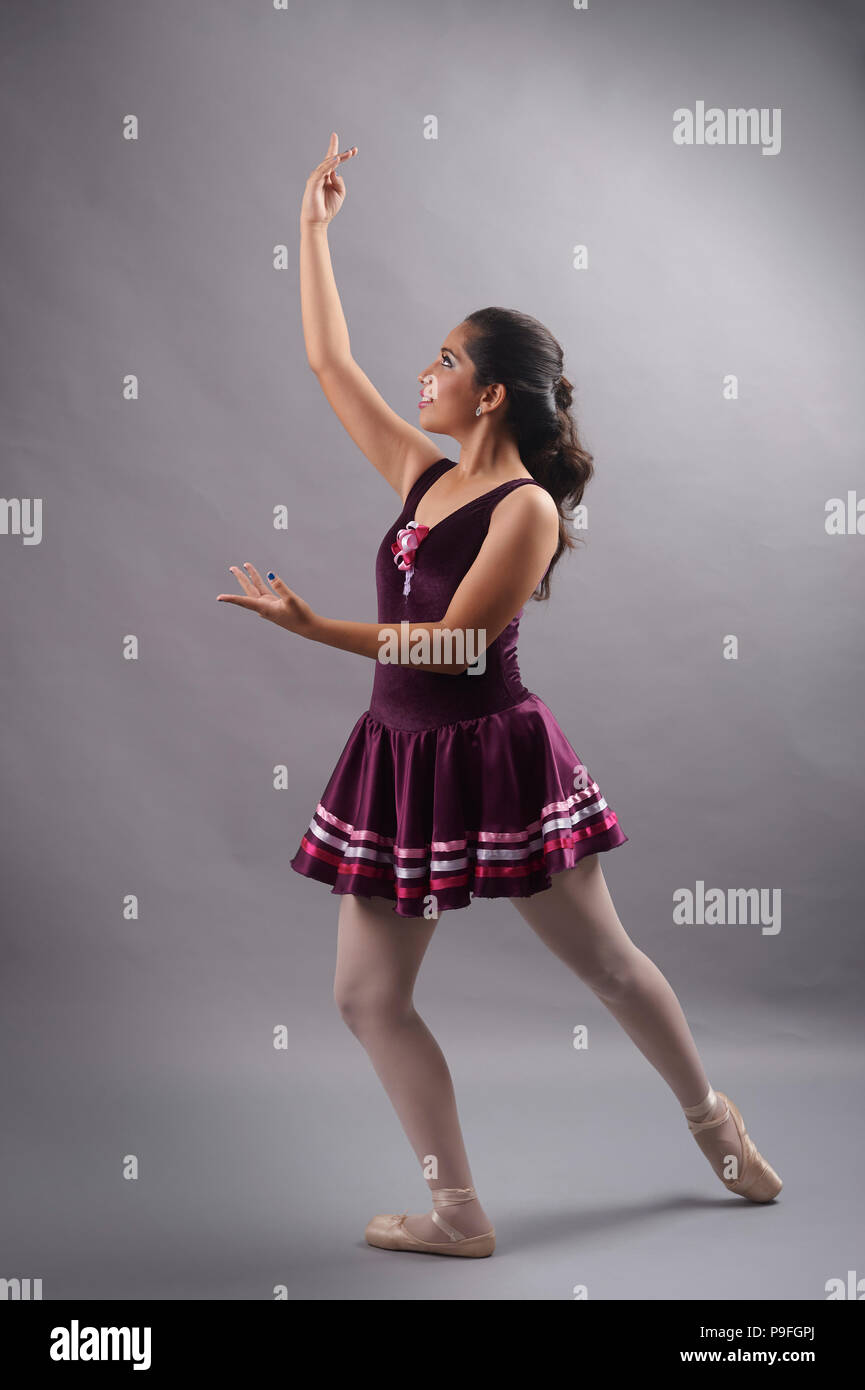 15 Jahre alten mexikanischen Jugendlichen Mädchen (XV Años oder Quinceañera in Spanisch) während ihr Geburtstag Foto Session, ihr Ballett Outfit und Spitzenschuhe tragen Stockfoto