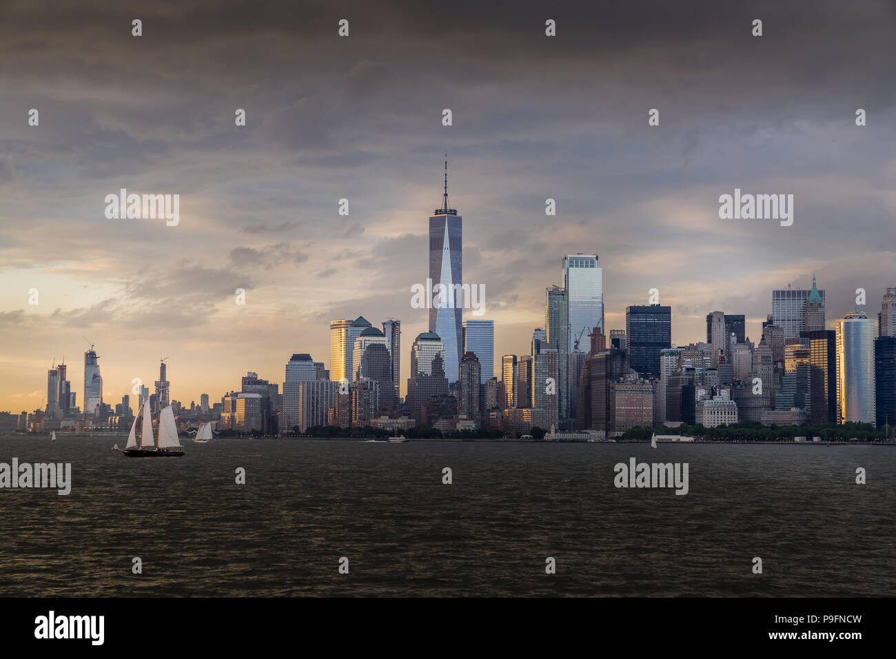 Panorama Ansicht von NYC Manhattan Skyline mit Segelbooten vorbei in den Hafen von New York Stockfoto