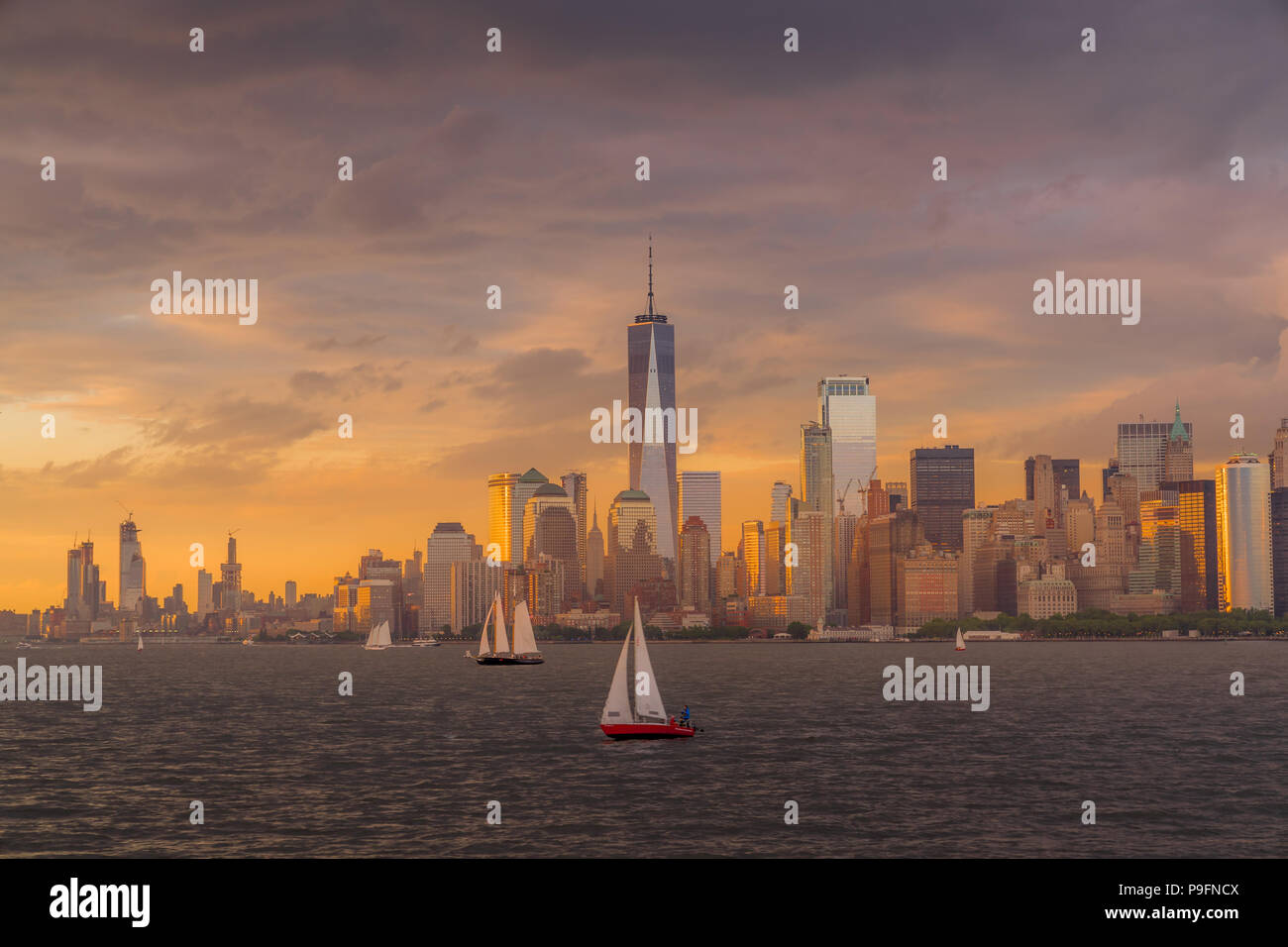 Panorama Ansicht von NYC Manhattan Skyline mit Segelbooten vorbei in den Hafen von New York Stockfoto