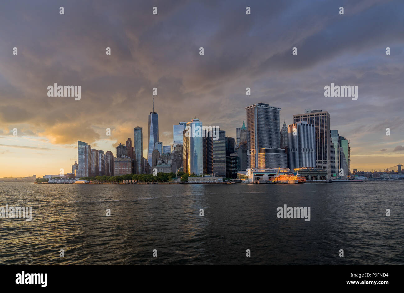 Panorama Ansicht von NYC Manhattan Skyline in New York Harbor Stockfoto