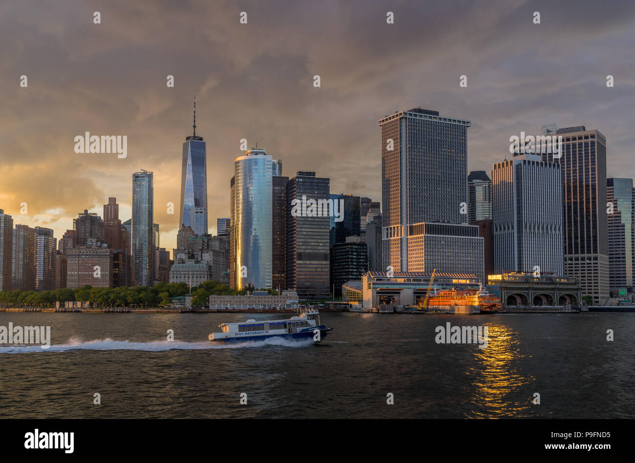 New York, NY USA - Juni 4, 2018. Panorama Ansicht von NYC Manhattan Skyline mit Segelboot vorbei in den Hafen von New York Stockfoto