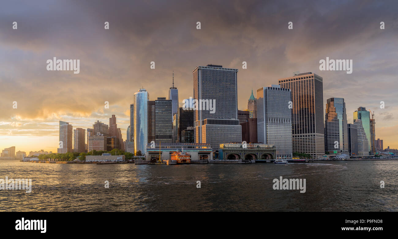 New York, NY USA - Juni 4, 2018. Panorama Ansicht von NYC Manhattan Skyline mit Segelboot vorbei in den Hafen von New York Stockfoto