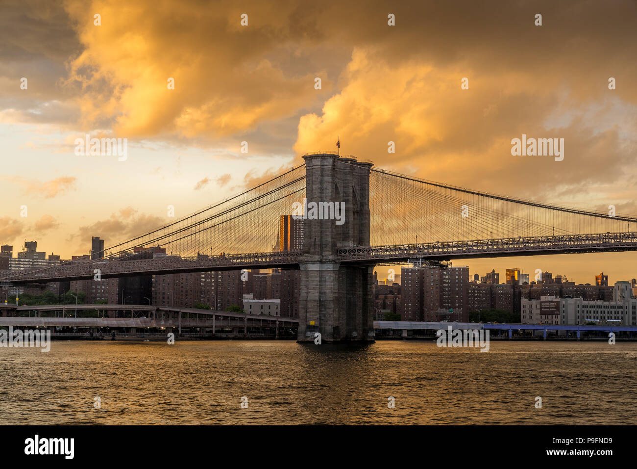 Sonnenuntergang Blick von Brooklyn Bridge auf dem East River, NEW YORK Stockfoto