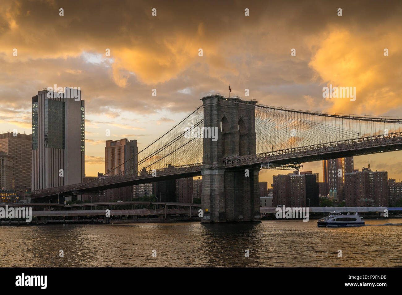 Sonnenuntergang Blick von Brooklyn Bridge auf dem East River, NEW YORK Stockfoto
