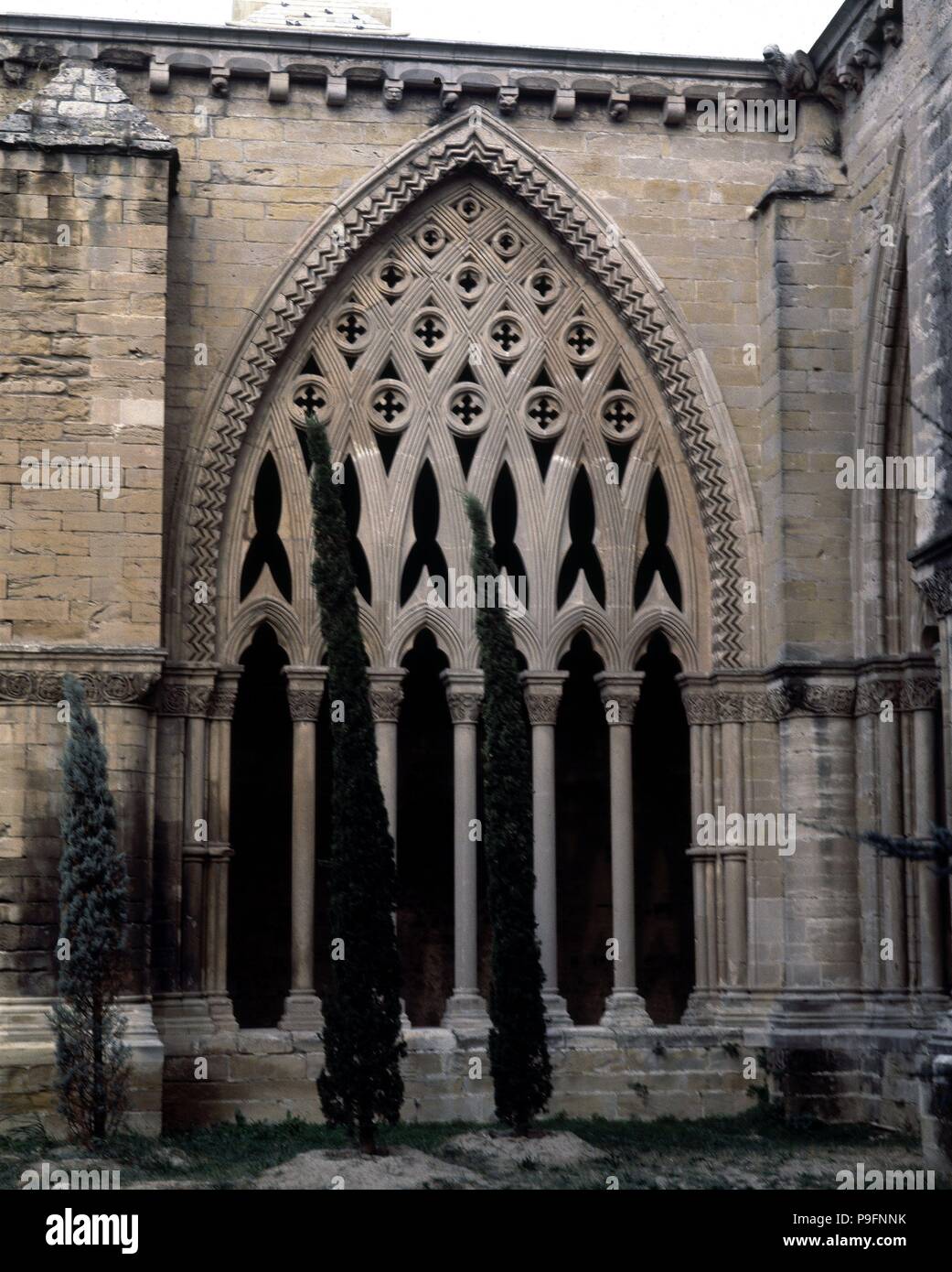 Las MEJORES DE UN ARCO OJIVAL CON CRESTERIA DEL CLAUSTRO DE LA CATEDRAL VIEJA DE MALLORCA - SIGLO XIV - GOTICO KATALANISCH. Autor: CASCALLS JAUME/SOLIVELLA GUILLERMO. Lage: CATEDRAL VIEJA, SPANIEN. Stockfoto