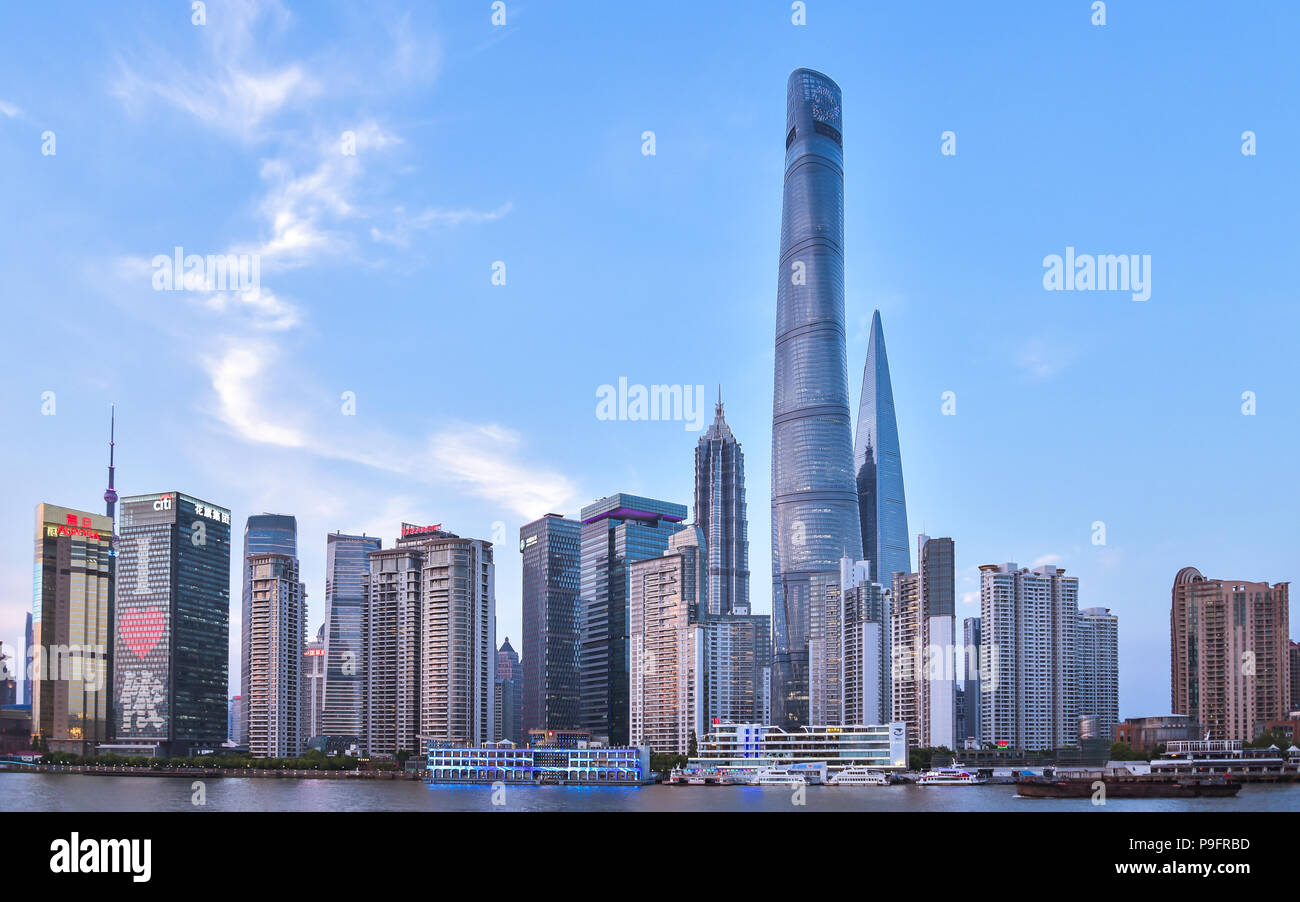 Am frühen Abend Blick auf die Hochhäuser im neuen Stadtteil Pudong von Shanghai, China. Stockfoto