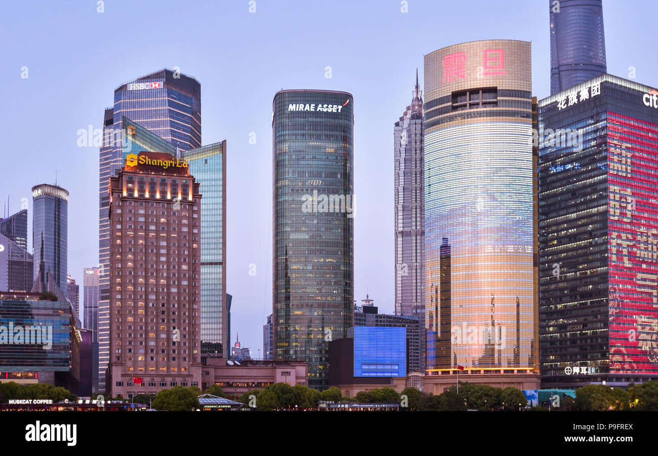 Am frühen Abend Blick auf die Hochhäuser im neuen Stadtteil Pudong von Shanghai, China. Stockfoto