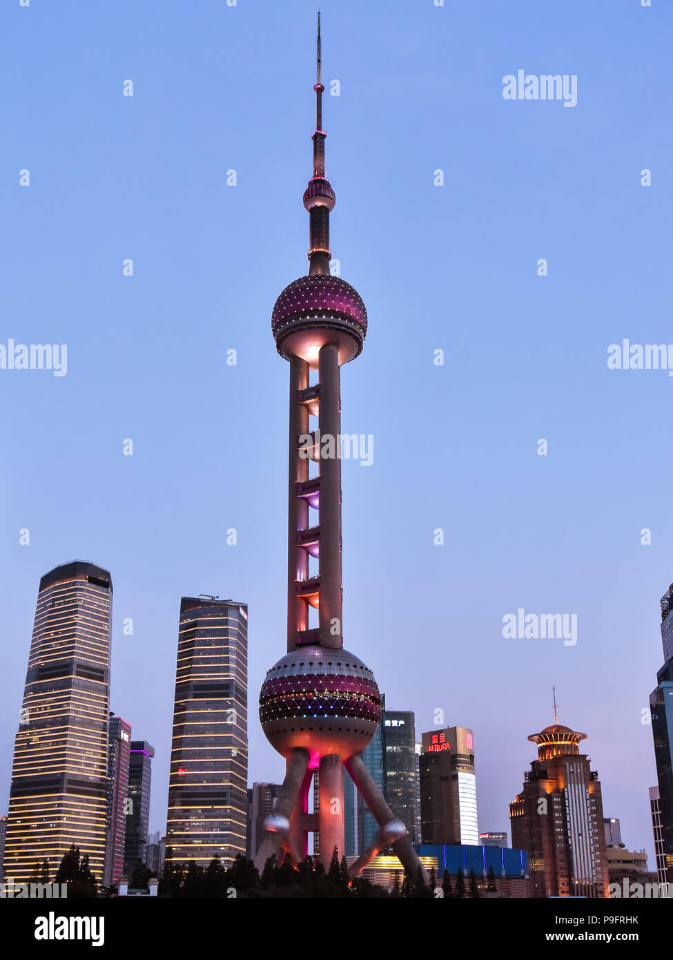 Neue Pudong, Shanghai/China - Jan. 24, 2018: Am frühen Abend Blick auf Oriental Pearl Radio & TV Tower, Shanghai, China. Stockfoto