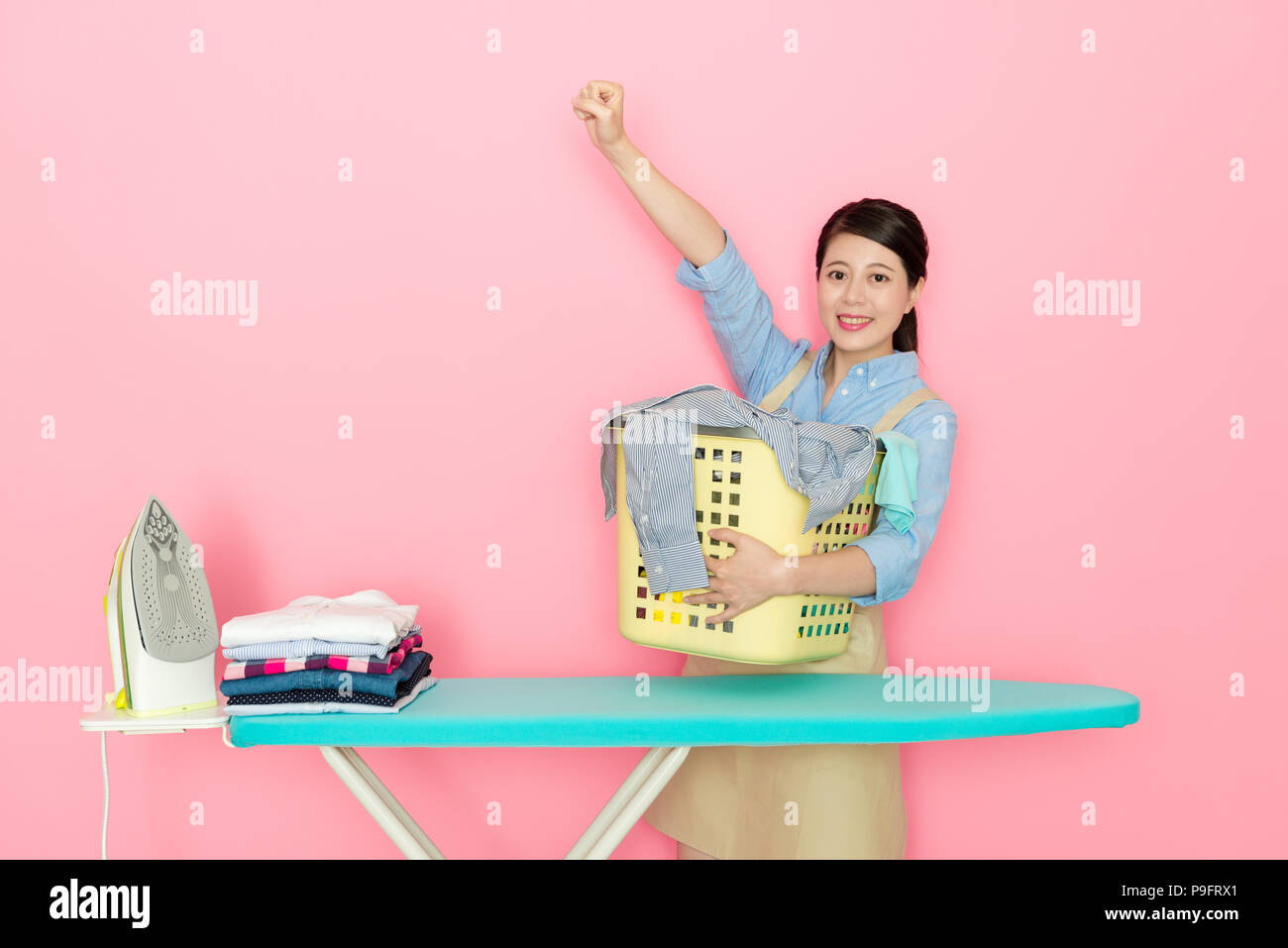 Schönen japanischen Hausfrau bereit, die Hausarbeit die positiven Gesichtsausdruck zu tun. Stockfoto