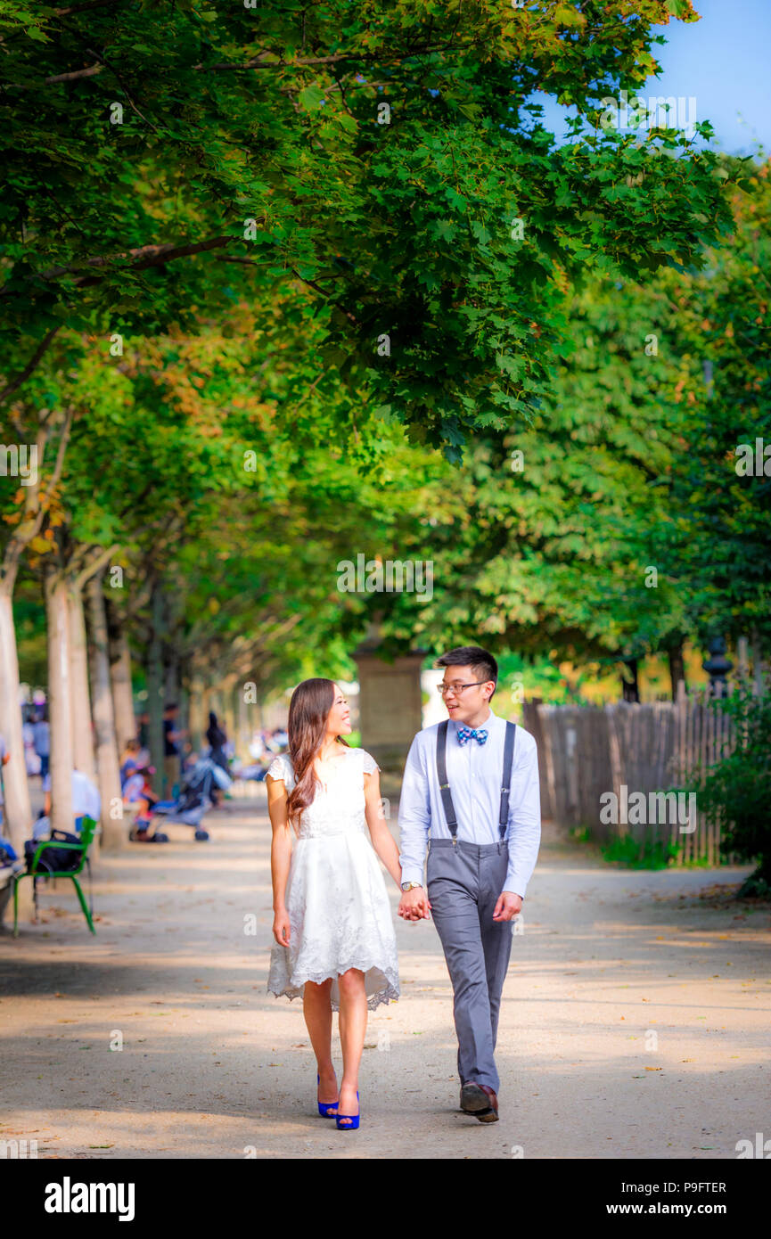 Eine schöne asiatische Paar in Paris, Frankreich Stockfoto