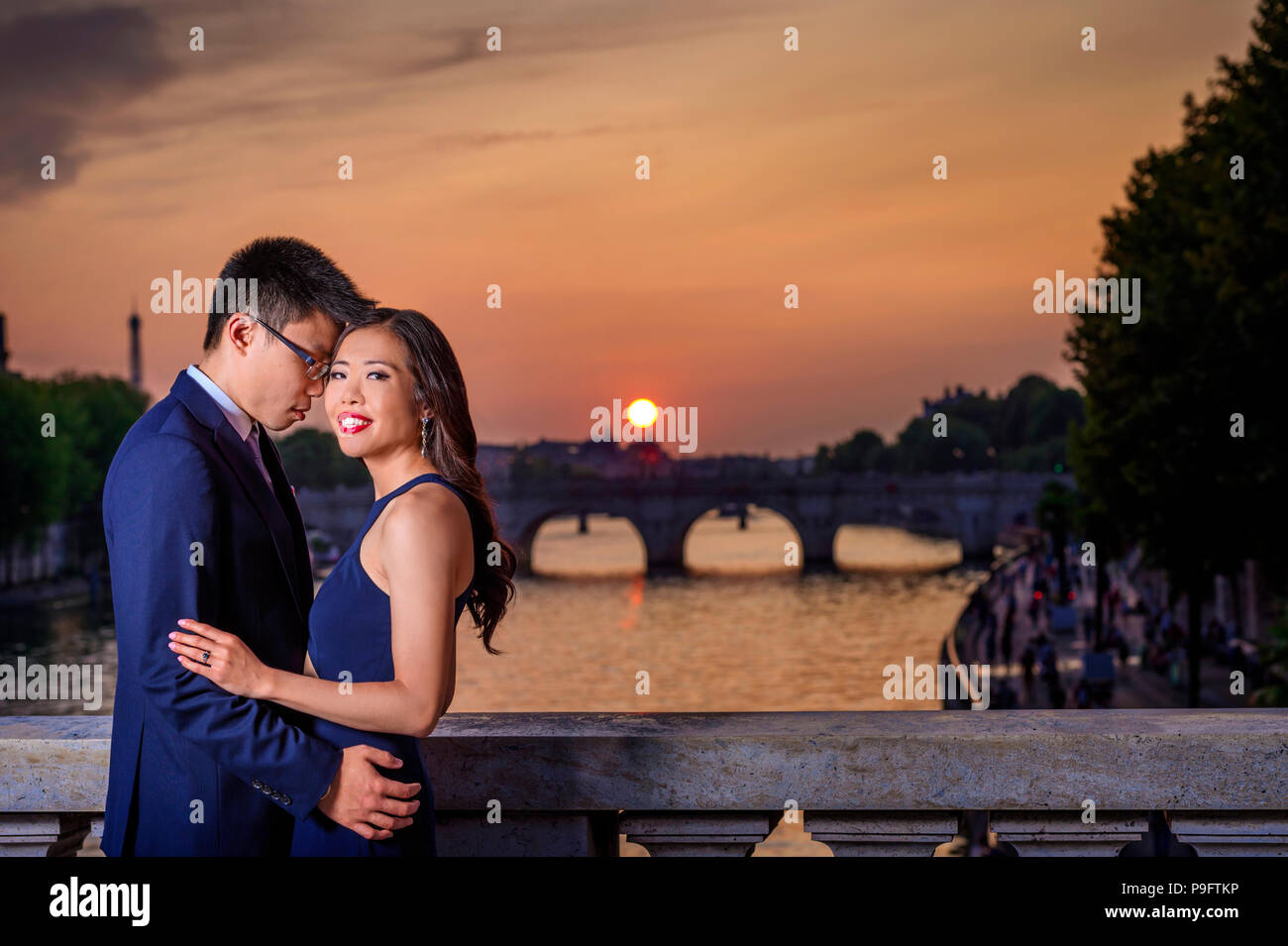 Eine schöne asiatische Paar in Paris, Frankreich Stockfoto