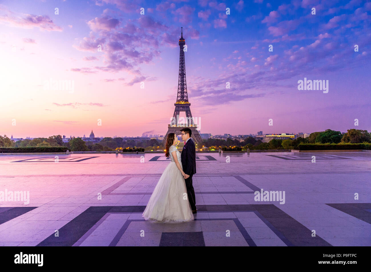 Eine schöne asiatische Paar in Paris, Frankreich Stockfoto