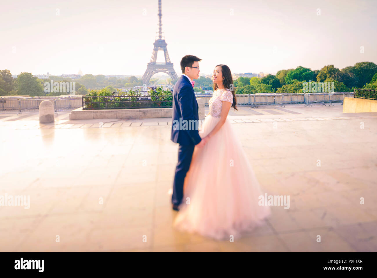 Ein wunderschönes asiatisches Paar, das in Paris, Frankreich, verliebt ist Stockfoto