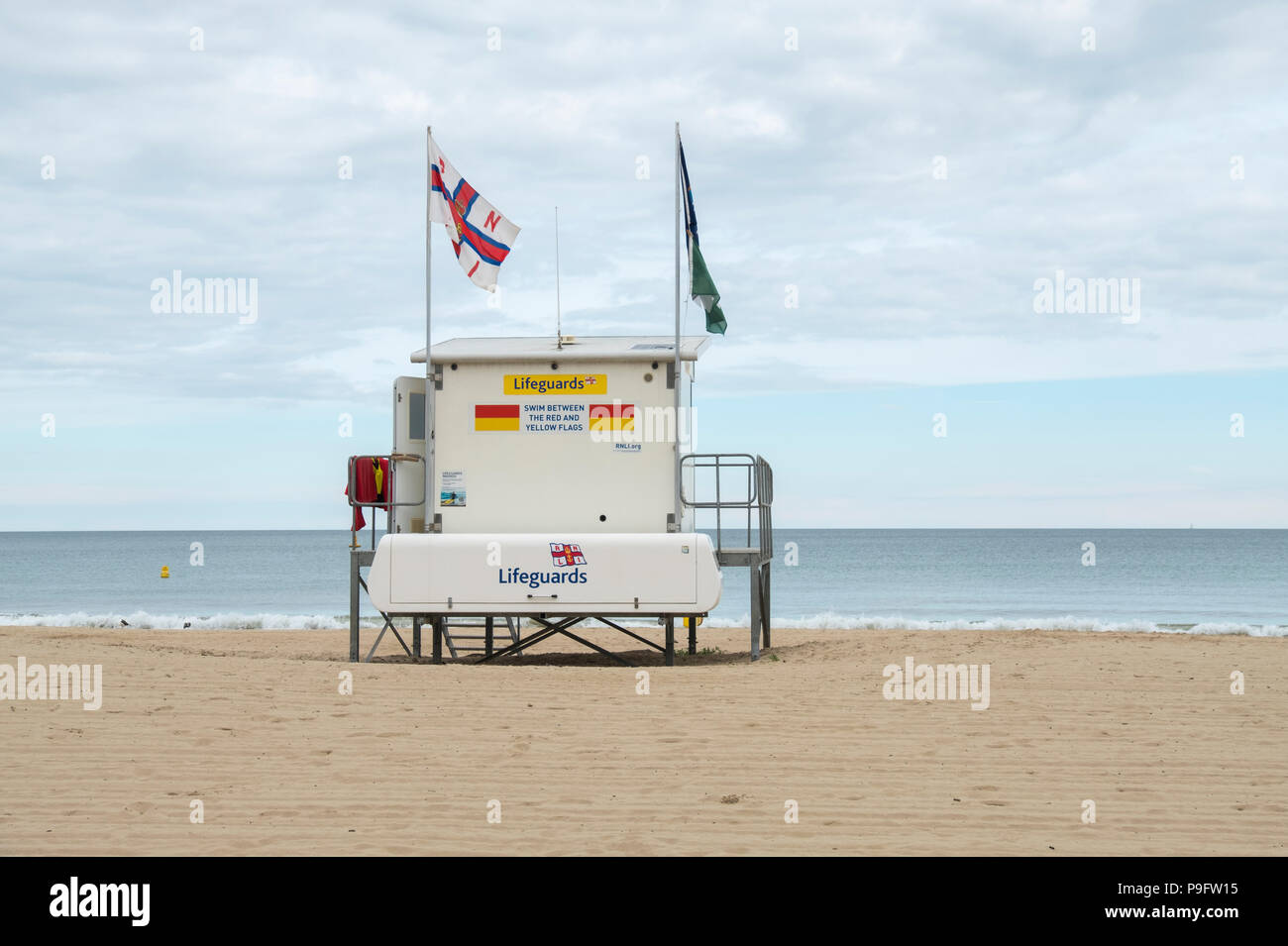 Lifeguard Station auf branksome Strand an einem kühlen Sommer Stockfoto