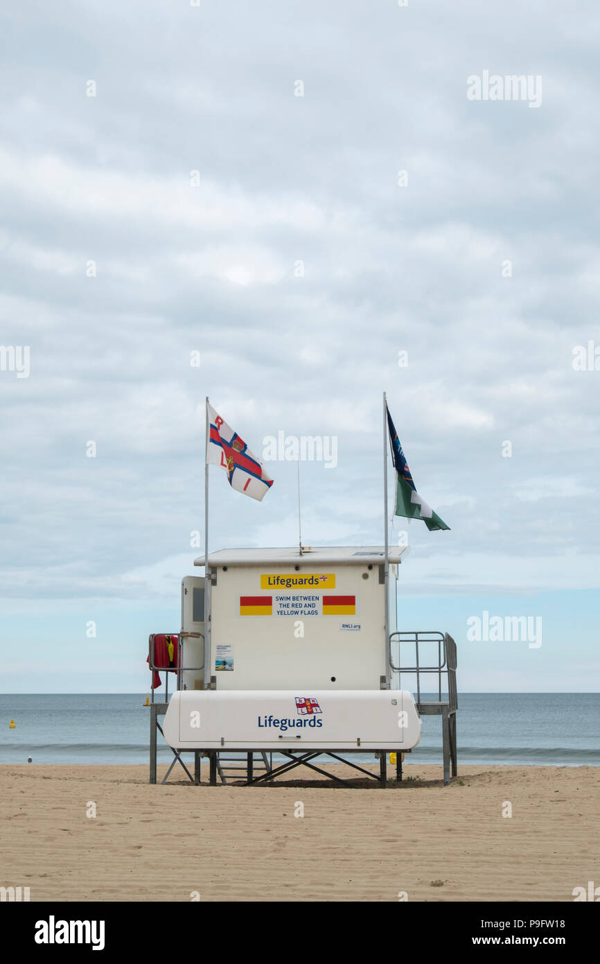 Lifeguard Station auf branksome Strand an einem kühlen Sommer Stockfoto