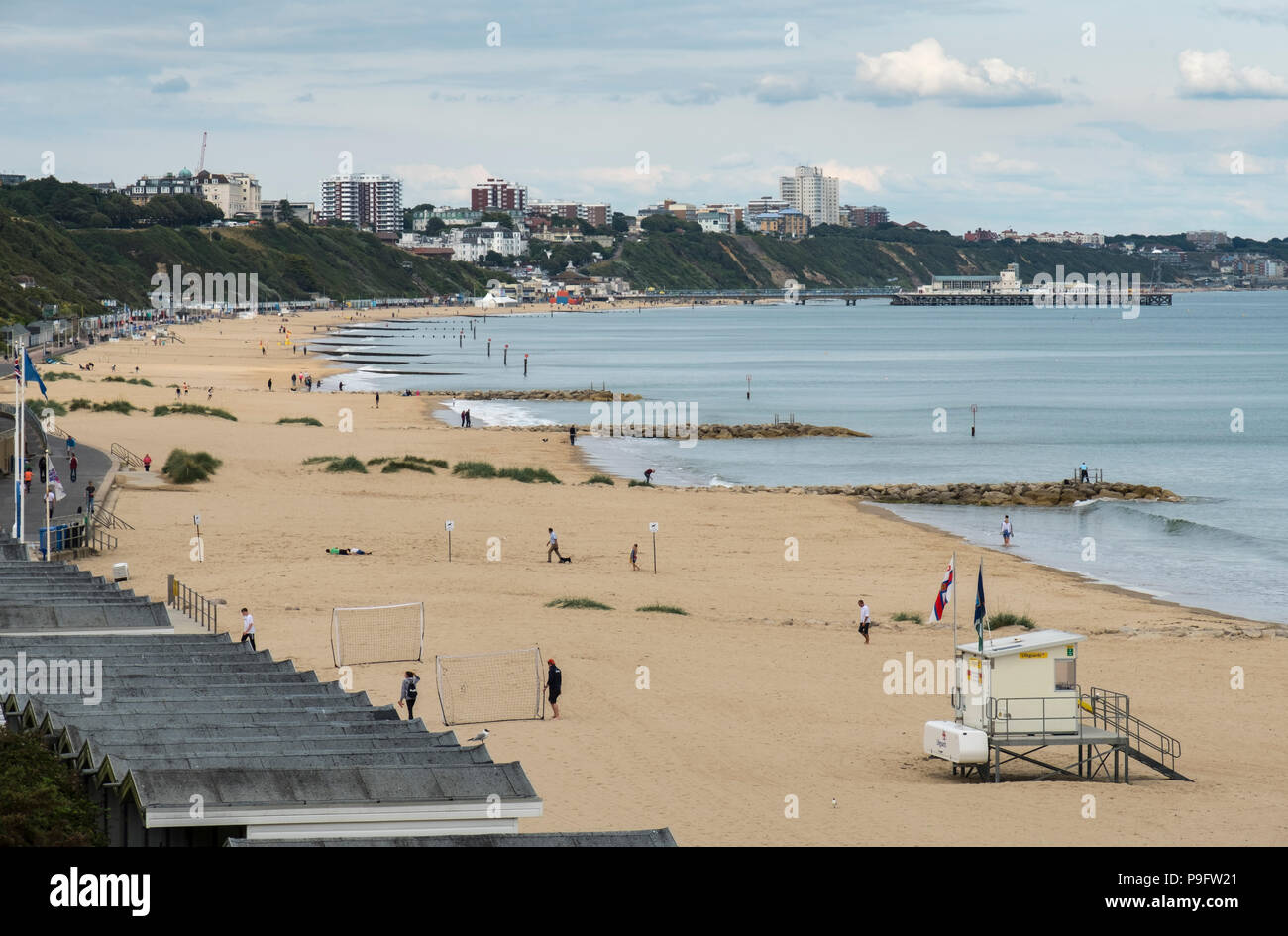 Der trübe Sommer Tag in Branksome Strand an der Küste von Dorset Stockfoto