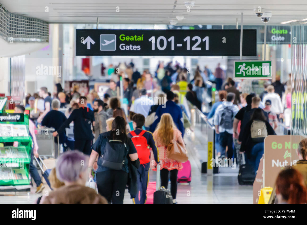 Viele Passagiere machen sich auf den Weg nach unten zu den Abflug-gates an Dubin Flughafen, Irland. Stockfoto