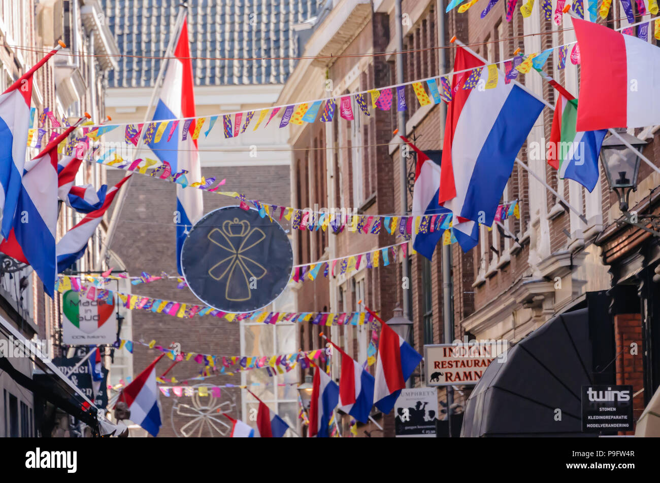 Fahnentuch Fliegen für die Feest AanZee (Festival des Meeres), zusammen mit der niederländischen nationalen Flaggen in Scheveningen, Den Haag, Niederlande Stockfoto
