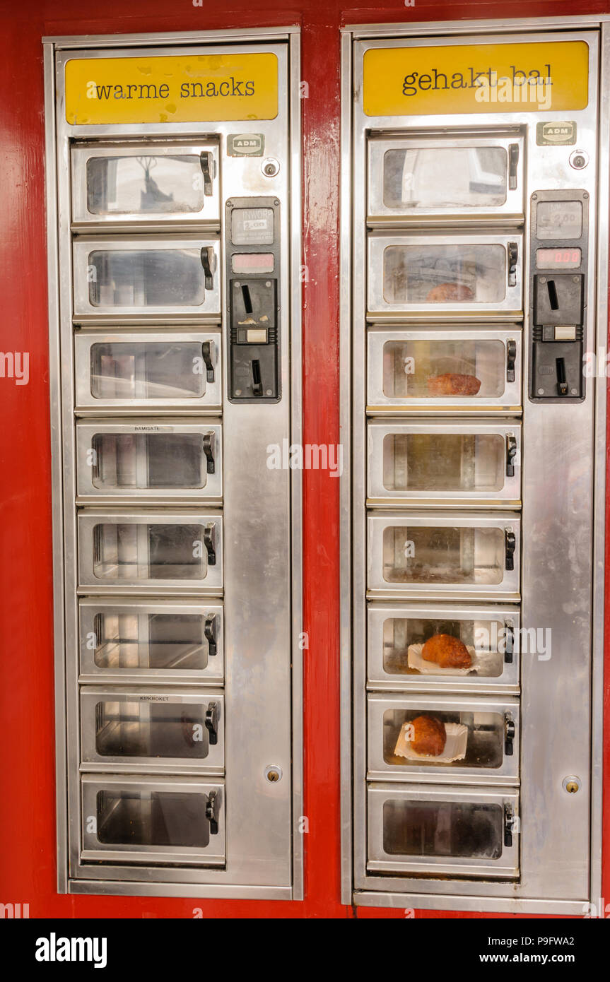 Hot Snackautomaten, sehr beliebt in den Niederlanden, Verkauf von  traditionellen holländischen Frikadellen, Kroketten und Kaassouffles  Stockfotografie - Alamy