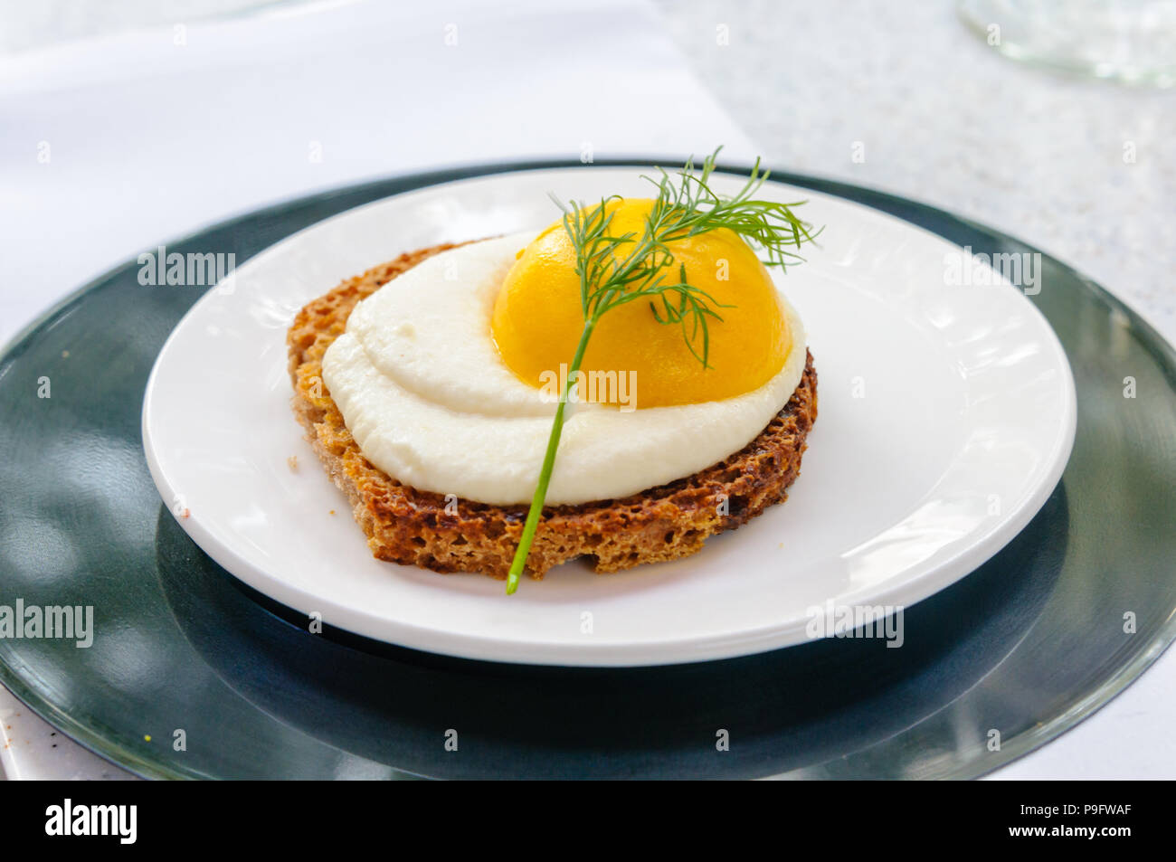 Kurs Starter im Hofftrammm, das Restaurant mit der Straßenbahn, Den Haag, Niederlande. Dies war eine Mango merangue Skulpturen in der Form eines Spiegelei, Stockfoto