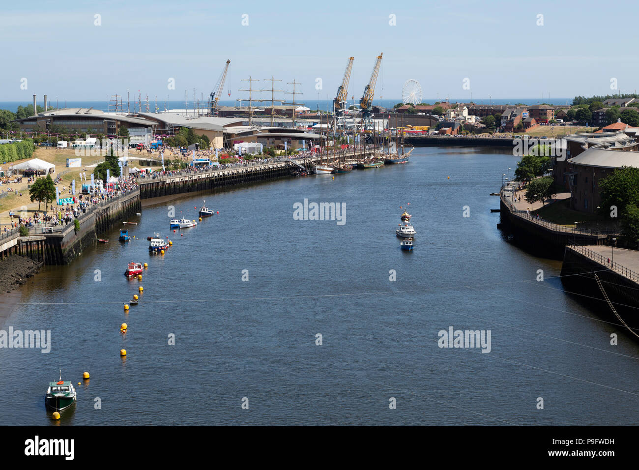 Schiffe auf dem Fluss in Sunderland in North East England tragen. Stockfoto