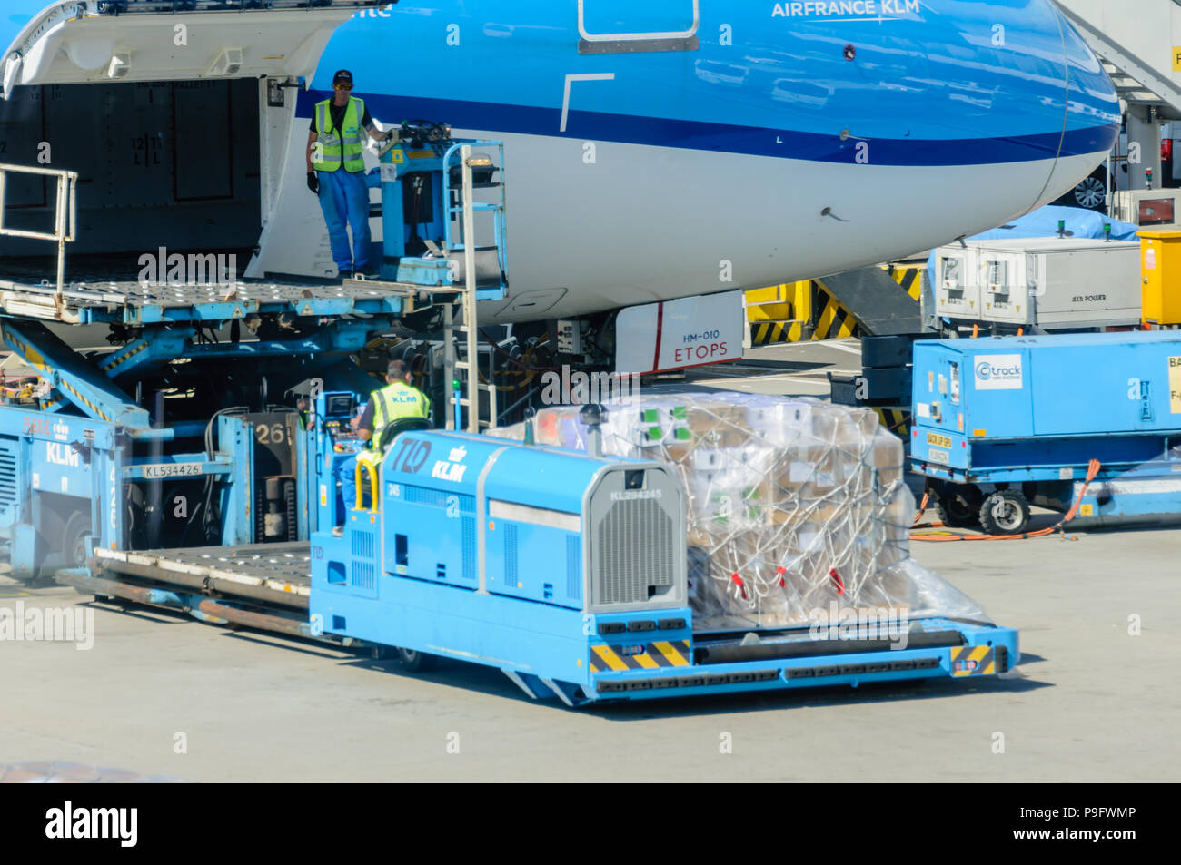 KLM Bodenpersonal last Fracht in den Laderaum eines KLM Boeing 787-9 Stockfoto