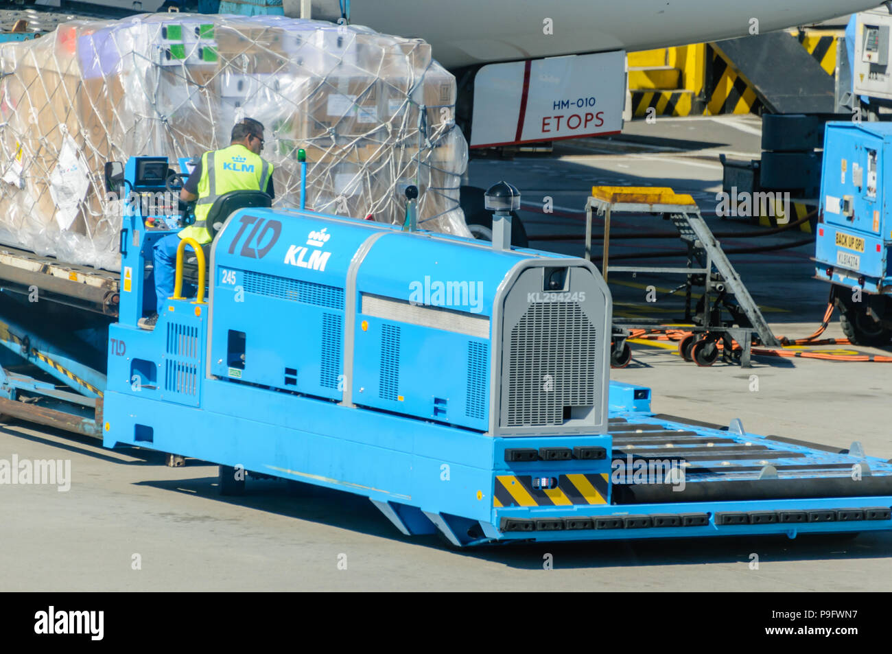 KLM Bodenpersonal last Fracht in den Laderaum eines KLM Boeing 787-9 Stockfoto