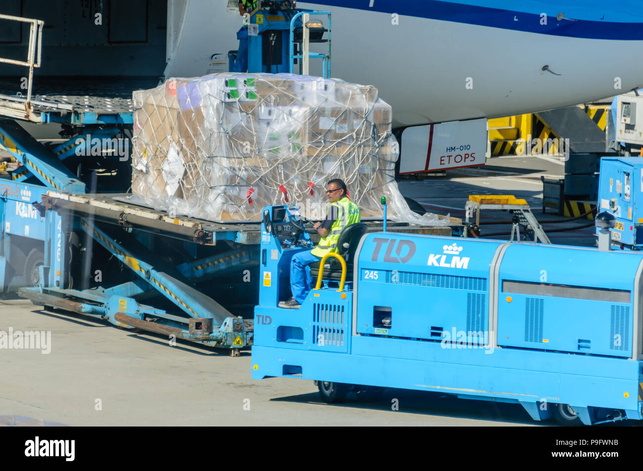 KLM Bodenpersonal last Fracht in den Laderaum eines KLM Boeing 787-9 Stockfoto