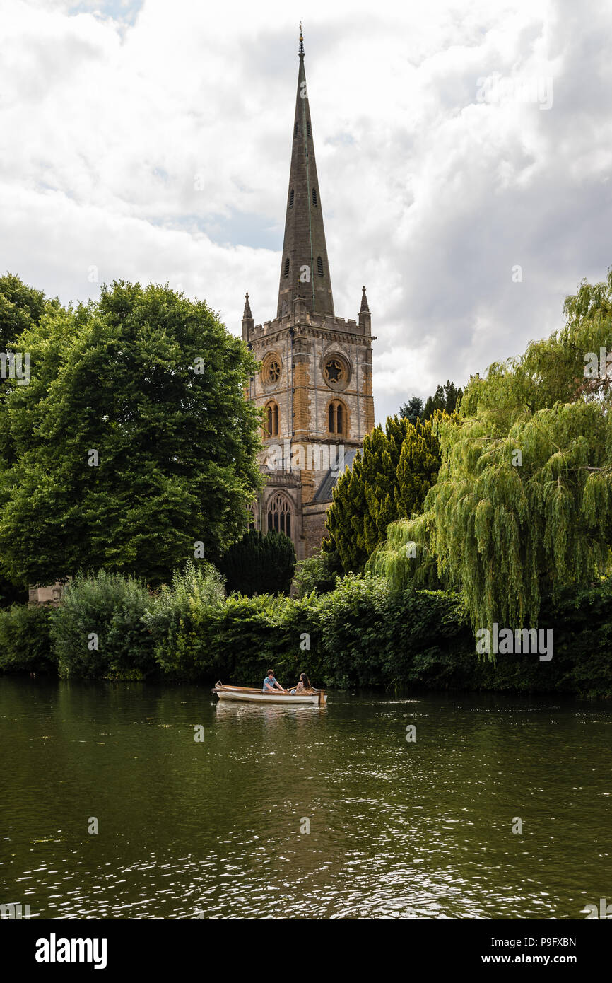 Rudern mit dem Boot auf dem Fluss Avon in Stratford Upon Avon. England. Stockfoto