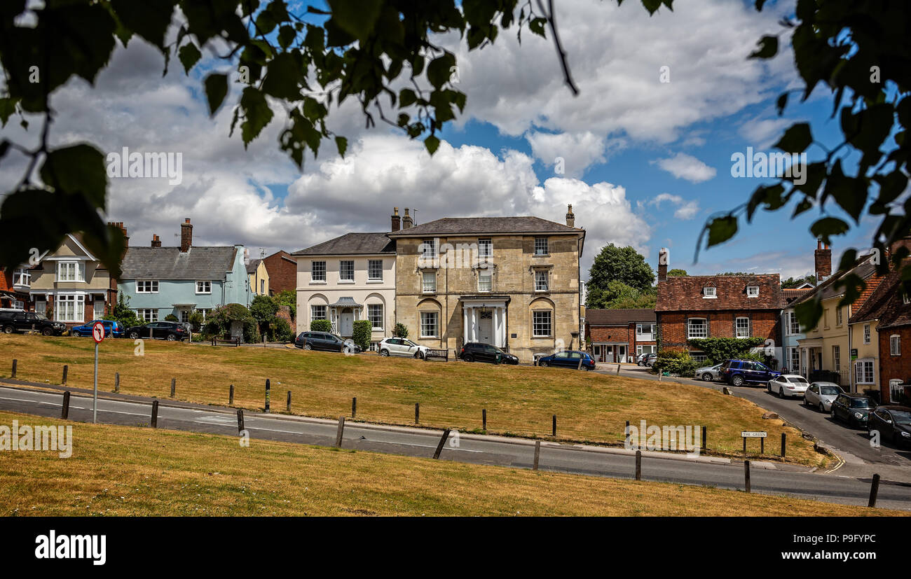 Häuser rund um das Grün in Marlborough, Wiltshire, Großbritannien am 17. Juli 2018 getroffen Stockfoto