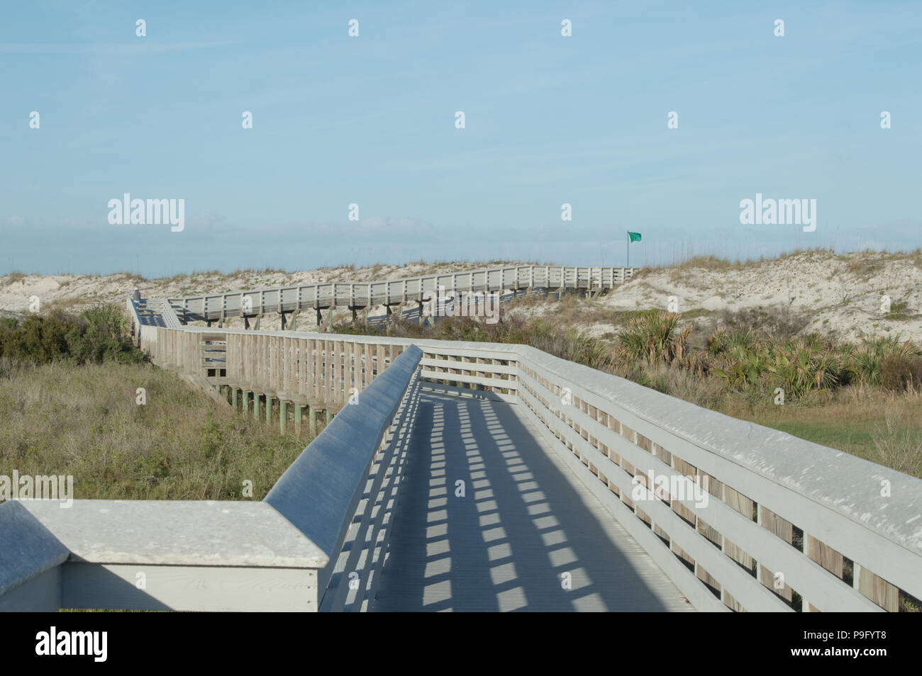 Die Promenade zum Strand führt an einem schönen, klaren Tag in St. Augustine, Florida Stockfoto