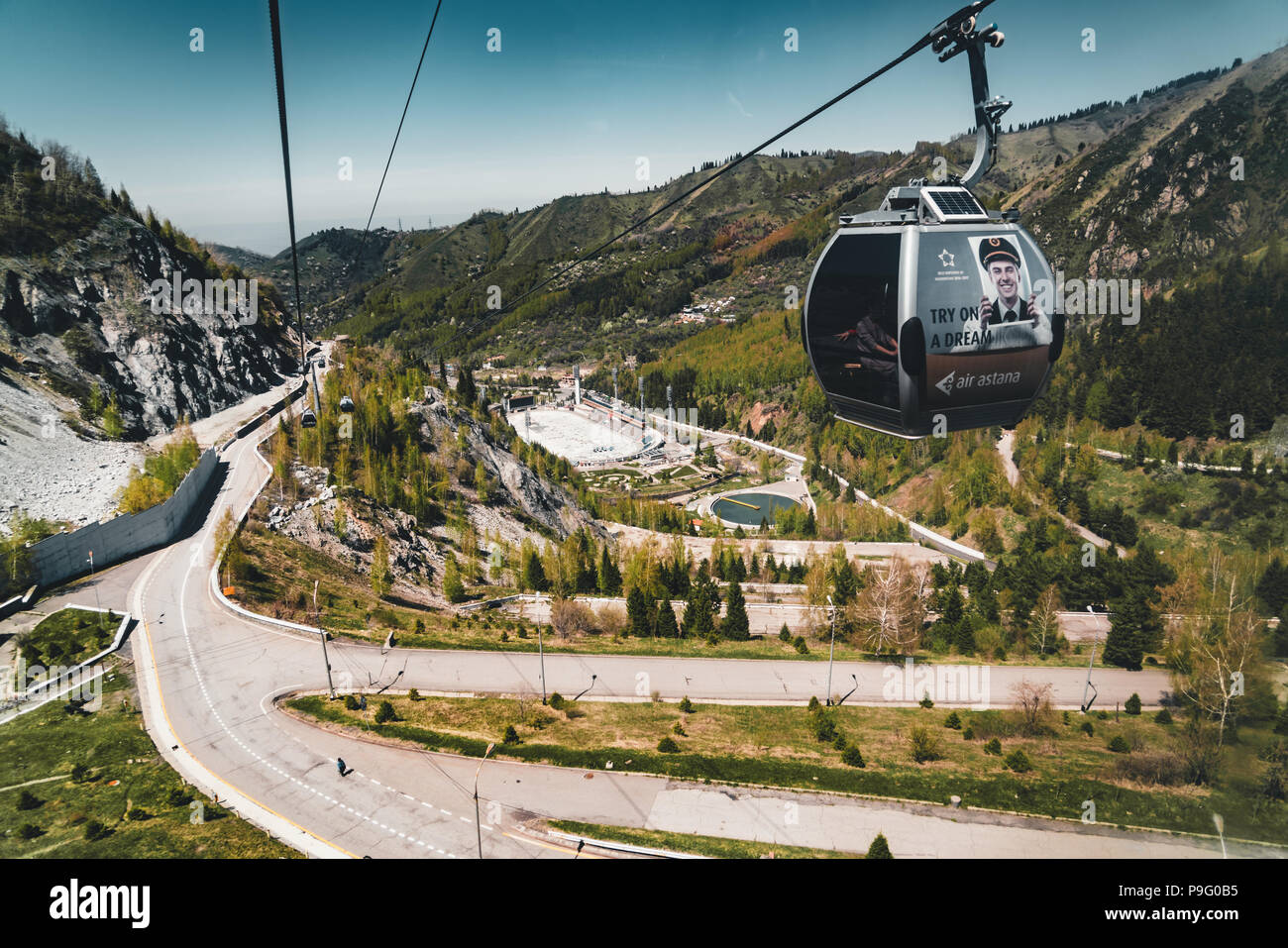 Seilbahn mit Medeo-Stadion in Almaty, Kasachstan. Medeo-Stadion ist das höchste in der Welt befindet sich 1691 m über dem Meeresspiegel. Stockfoto