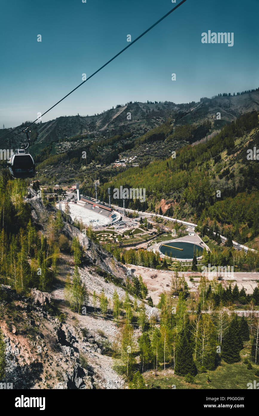 Seilbahn mit Medeo-Stadion in Almaty, Kasachstan. Medeo-Stadion ist das höchste in der Welt befindet sich 1691 m über dem Meeresspiegel. Stockfoto