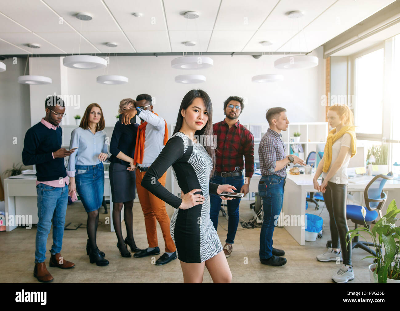 Startup Unternehmen Beschäftigten sind durch stilvolle Asiatische executive weiblichen led Stockfoto